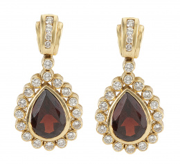302.  Pendientes largos de granates talla perilla orlados de chatones de brillantes