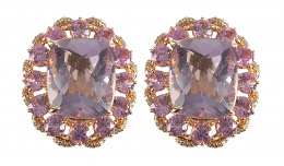 181.  Pendientes rosetón con zafiro rosa facetado central rolado de zafiros rosas y marco ondulado exterior de brillantes