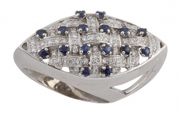 363.  Gran sortija con diseño de rombo oblícuo de celosía de brillantes y zafiros