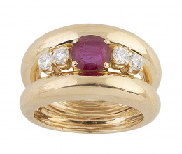 261.  Sortija ancha con un rubí oval central de intenso color entre parejas de brillantes entre dos aros curvos de oro liso