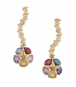 250.  Pendientes largos con diseño de flor de zafiros multicolor, que pende de barra sinuosa a modo de tallo de brillantes