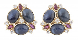 257.  Pendientes con diseño de flor, compuesta por tres cabujones de zafiros, rubíes talla navette y brillantes engastados en garras