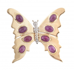 175.  Sortija con diseño de mariposa de brillantes con alas decoradas con cabujones de rubíes y cuerpo de brillantes