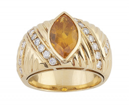 270.  Sortija con zafiro amarillo central talla navette en montura ancha gallonada y decorada con líneas de brillantes