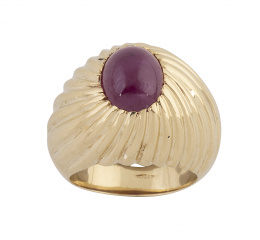 182.  Sortija bombée gallonada y coronada con con cabujón de rubí 