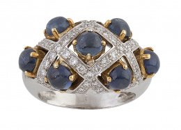 258.  Sortija de zafiros y brillantes con diseño de retícula de brillantes en cuyos rombos hay cabuchones de zafiros 