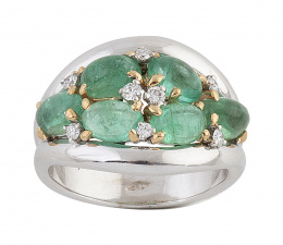 278.  Sortija con seis cabujones de esmeraldas y diez brillantes engastados en garras