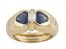 267.  Sortija con dos zafiros triángulares y tres diamantes talla baguette