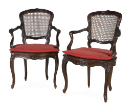1202.  Pareja de sillas de brazos Luis XV "a la reina" de madera tallada con asiento y respaldo de enea.Francia, S. XVIII.