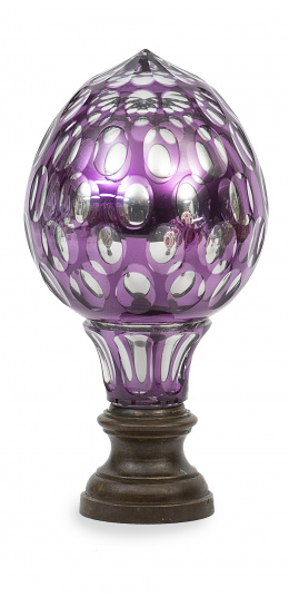 1350.  Remate de escalera de cristal transparente y morado con espejos sobre base de metal.pp. del S. XX.