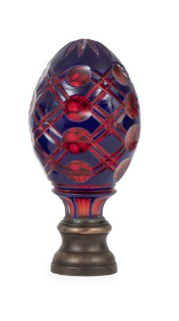 738.  Remate de escalera en forma de piña de cristal rojo y azul con círculos, sobre base de metal.Principios del S. XX.