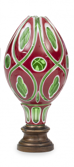 1349.  Remate de escalera de cristal rojo y verde con opalina sobre base de metal.pp. del S. XX.