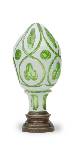 723.  Remate de escalera en forma de piña de cristal verde y blanco, sobre base de metal.pp. del S. XX.