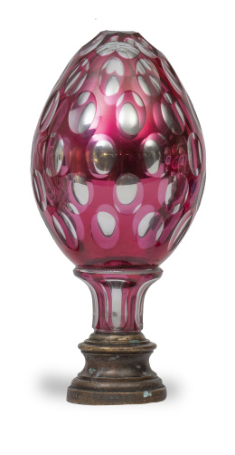 1299.  Remate de escalera en forma de piña de cristal rosa y transparente y espejo, sobre base de metal.pp. del S. XX.