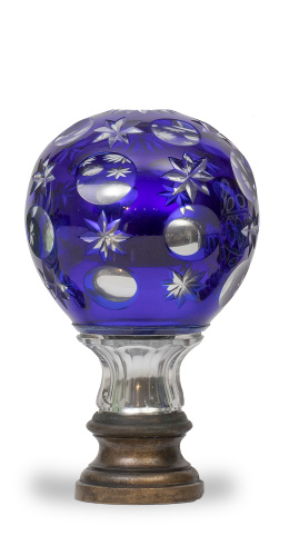717.  Remate de escalera de cristal azul y transparente y espejo con círculos y estrellas, sobre base de metal.pp. del S. XX.