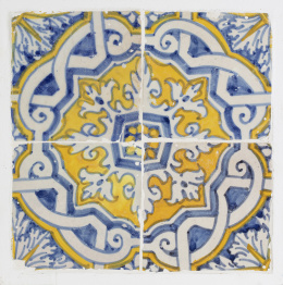 502.  Panel de cuatro azulejos de cerámica esmaltada en azul, blanco y amarillo.Portugal, S. XVII.