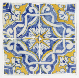 500.  Panel de cuatro azulejos de cerámica esmaltada en azul de cobalto, blanco y amarillo.Portugal, S. XVII.