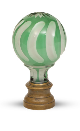 721.  Remate de escalera de cristal transparente y verde y opalina sobre base de metal.pp. del S. XX.