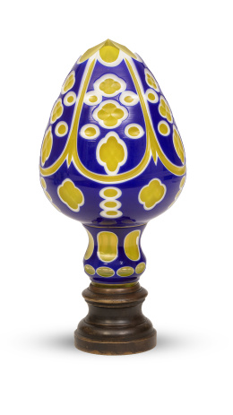 718.  Remate de escalera en forma de piña de cristal amarillo y opalina azul sobre base de metal.pp. del S. XX.