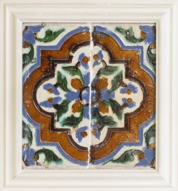 566.  Dos azulejos de techo de cerámica de arista esmaltada en melado, verde y negro.Toledo, (1501-1600).