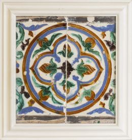 565.  Dos azulejos de techo de cerámica de arista esmaltada en melado, verde y negro.Toledo, (1501-1600).