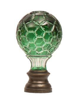 716.  Remate de escalera de cristal verde facetado sobre base de metal.Principios del S. XX.