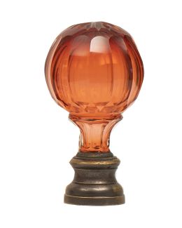 715.  Remate de escalera de cristal rojizo sobre base de metal.Principios del S. XX.