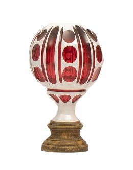 714.  Remate de escalera de cristal granate y opalina con decoración de círculos sobre base de metal.Principios del S. XX.