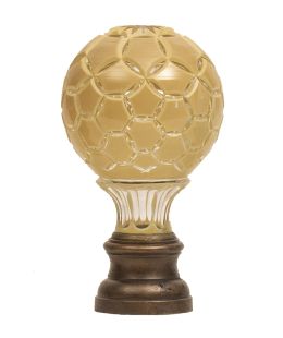 712.  Remate de escalera de cristal beige sobre base de metal.Principios del S. XX.