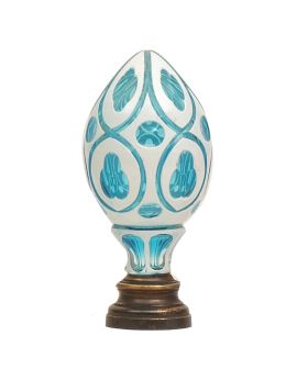 713.  Remate de escalera en forma de piña de cristal turquesa y opalina sobre base de metal.Principios del S. XX.