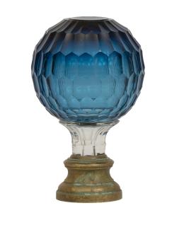 780.  Remate de escalera de cristal azul sobre base de metal.Principios del S. XX.