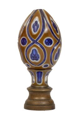 786.  Remate de escalera en forma de piña de cristal ocre y azul sobre base de metal.Principios del S. XX.