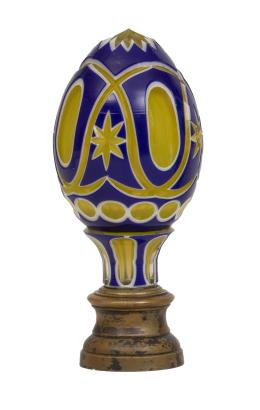 783.  Remate de escalera en forma de piña de cristal amarillo y azul sobre base de metal.Principios del S. XX.