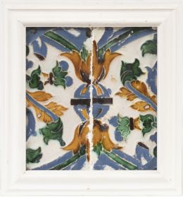 576.  Dos azulejos de arista de tabla de cerámica esmaltada, con decoración de hojas y bola.Sevilla, S. XVI.