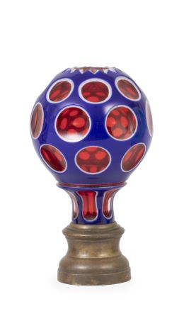 741.  Remate de escalera de cristal azul, rojo y opalina con círculos y estrella, sobre base de metal.Principios del S. XX.