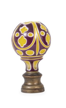 740.  Remate de escalera de cristal amarillo, morado y opalina, sobre base de metal.Principios del S. XX.