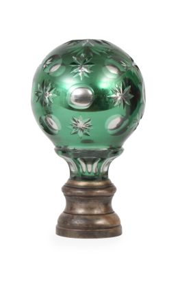 737.  Remate de escalera de cristal verde, transparente y espejo con círculos y estrellas, sobre base de metal.Principios del S. XX.