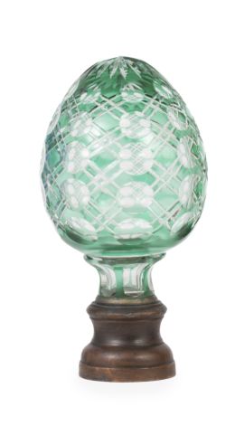 735.  Remate de escalera en forma de piña de cristal verde y transparente con círculos, sobre base de metal.Principios del S. XX.