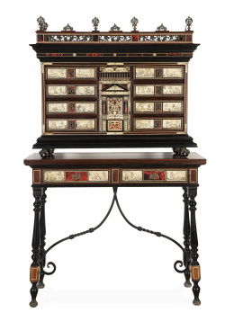 700.  Papelera de "montería" de frente arquitectónico de madera, hueso, símil de carey y bronce dorado sobre mesa con fiadores de hierro. Siguiendo modelos antiguos, S. XX.