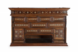 1128.  Escritorio de madera de nogal y taracea de hueso, formado elementos geométricos con estrellas. Cataluña o Aragón, S. XVII.