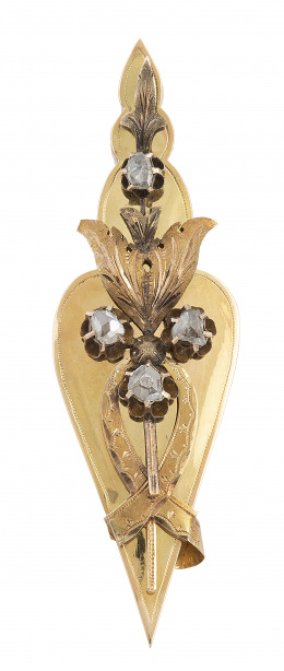 18.  Broche S. XIX con diseño de flecha lobulada con diamantes y aplicaciones de oro grabado en formas vegetales