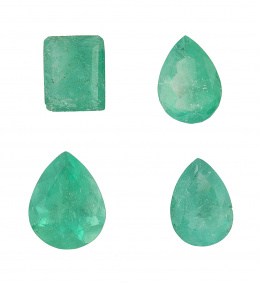 273.  Lote de cuatro esmeraldas, una con talla esmeralda, las otras tres talla pera