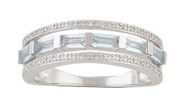 230.  Sortija con seis aguamarinas talla baguette, entre líneas de brillantes en frente calado