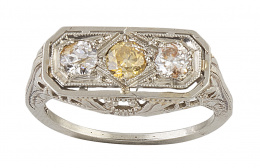 81.  Sortija tresillo de brillantes Art-Decó con brillante yellow central