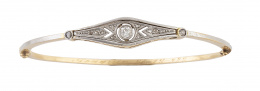 62.  Brazalete rígido Art-Decó con centro romboidal de diamantes con brillante en chatón central