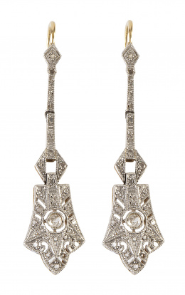 57.  Pendientes largos Art-Decó con diamantes y brillante en chatón de la pieza principal