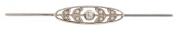 78.  Broche pp. S. XX con brillante en chatón central entre hojitas de diamantes