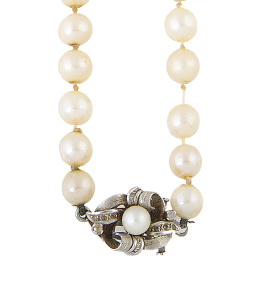 165.  Collar de un hilo de perlas cultivadas con cierre en forma de flor