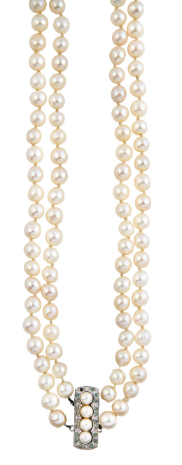 187.  Collar de dos hilos de perlas de tamaño creciente hacia el centro