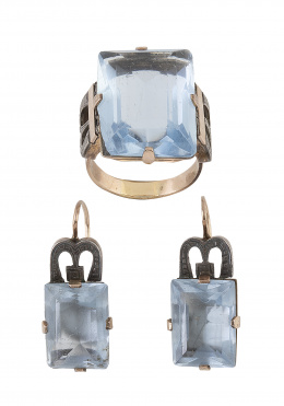 66.  Conjunto de pendientes y sortija Art-Decó con piedra azul de talla rectangular